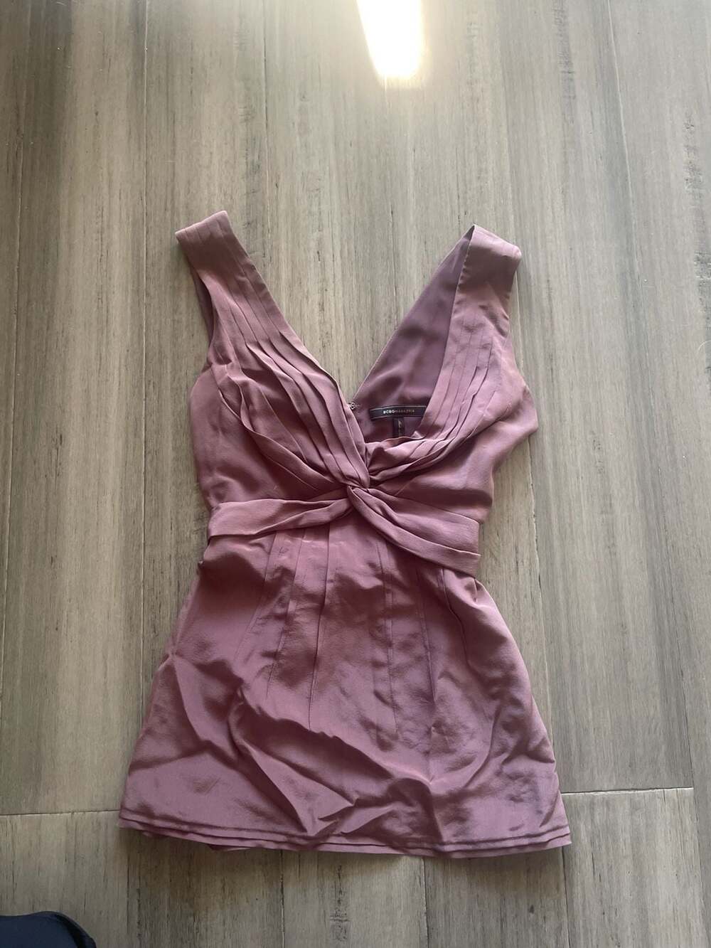 BCBGMAXAZRIA Mauve Pleated Twist Front V-Neck Sleeveless Blouse